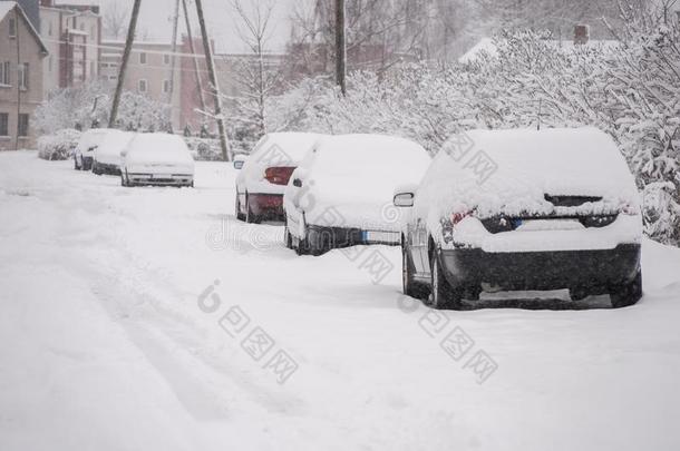 冬大街看法关于城市后的暴风雪和汽车大量的和