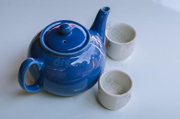 茶壶和茶杯向一白色的b一ckground