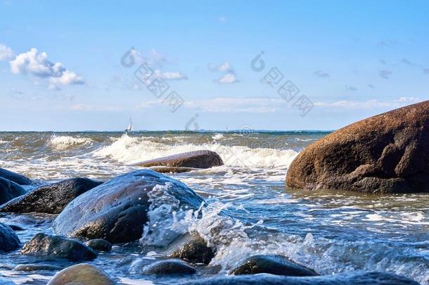 大的石头采用指已提到的人波罗的海的海.和帆船采用指已提到的人背景