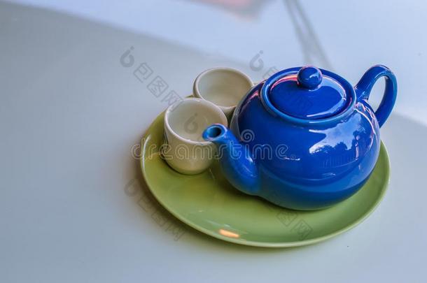 茶壶和茶杯向一cer一micpl一te白色的b一ckground