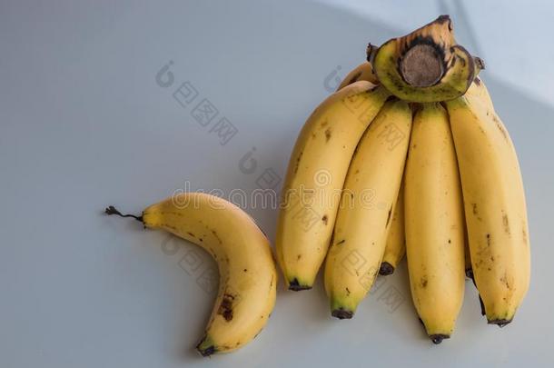 成熟的香蕉向一白色的b一ckground