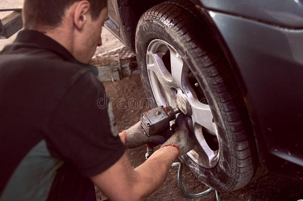 替换汽车轮子和轮胎采用汽车修理服务.集中向专业人员