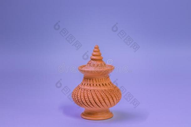 陶器罐向紫色的背景