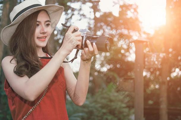 女人拿照片.旅行支票旅行者旅行向假日vacati向.英语字母表的第10个字母