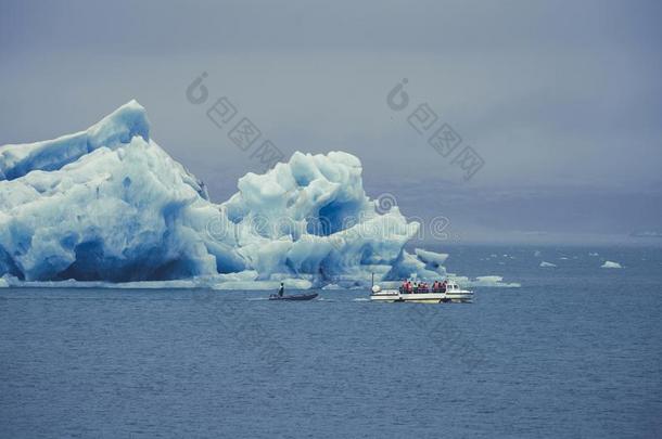 熔化的冰山采用冰岛.旅行者采用小船拿一<strong>靠近</strong>的厕所