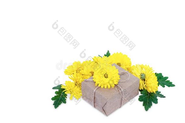 赠品盒有包装的装饰和黄色的春季花