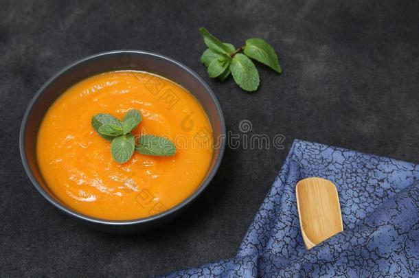 南瓜或胡萝卜或甜的马铃薯汤浓汤采用一碗向一bl一c