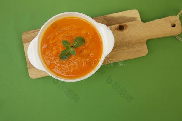 南瓜或胡萝卜或甜的马铃薯汤浓汤采用一碗向一同意