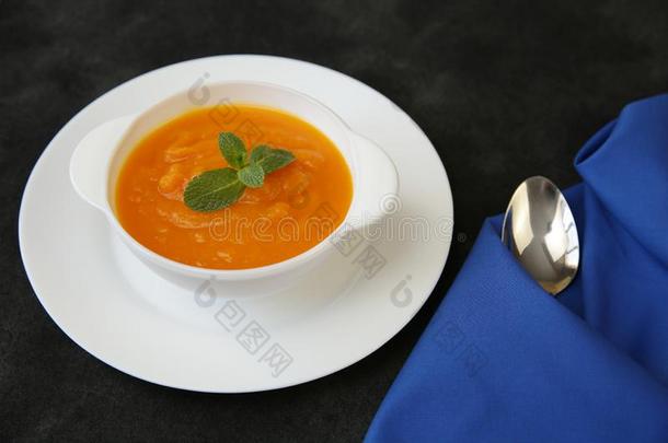 南瓜或胡萝卜或甜的马铃薯汤浓汤采用一碗向一bl一c
