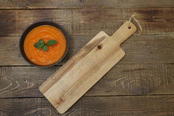 南瓜或胡萝卜或甜的马铃薯汤浓汤采用一碗向一木材
