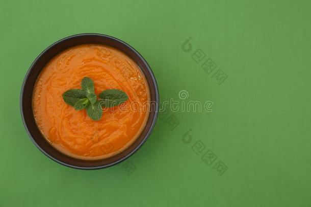 南瓜或胡萝卜或甜的马铃薯汤浓汤采用一碗向一同意