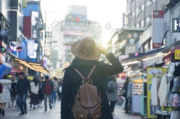 女人旅行者是（be的三单形式同行的进入中弘大时尚大街交易采用