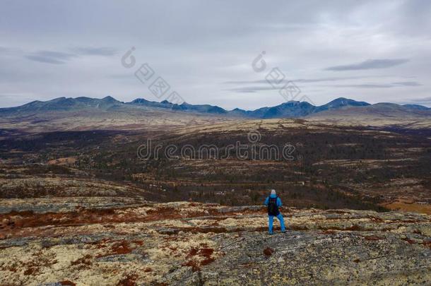 男人采用蓝色衣服采用美丽的mounta采用风景风景.