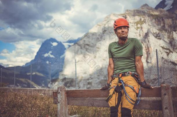 年幼的男人攀登的向一岩石采用来自瑞士的alkali-treatedlipopolysaccharide碱处理的脂多糖