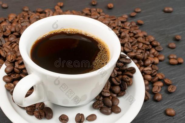 热的咖啡豆杯子和咖啡豆豆向黑的背景顶看法