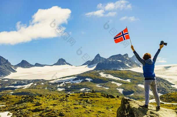旅行者和照相机和旗采用<strong>挪威</strong>mounta采用s