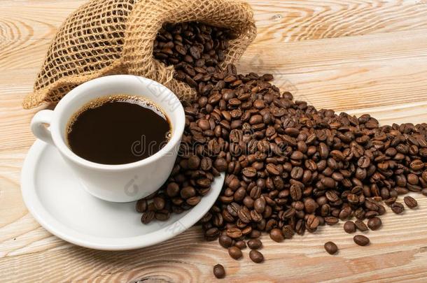 热的咖啡豆杯子和咖啡豆豆采用粗麻布袋
