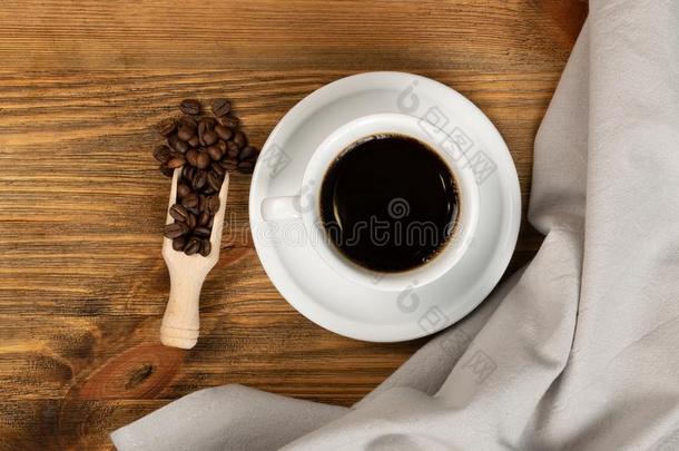 热的咖啡豆杯子和咖啡豆豆向棕色的背景顶看法