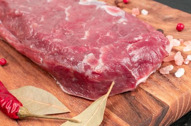 生的羔羊腰部嫩肉肉片,羊肉牛里脊肉肉或羊肉片