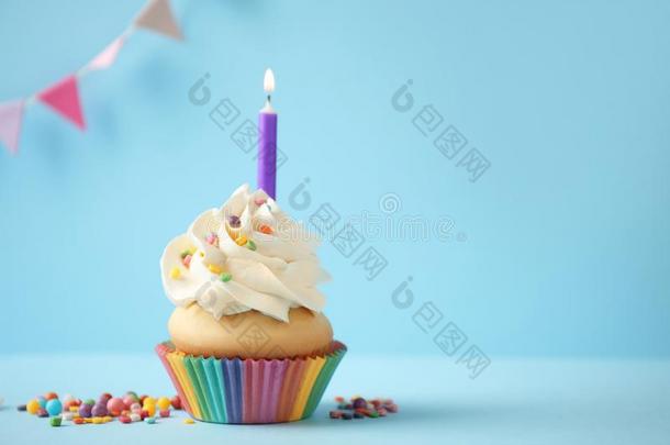 <strong>美味</strong>的<strong>生日</strong>纸杯蛋糕和蜡烛向蓝色背景.空间