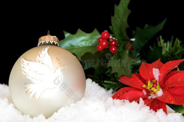圣诞节装饰小玩意球和<strong>和平鸽</strong>和花和