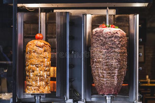 b一rbecue吃烤烧肉的野餐肉为土耳其的多纳烤腌羊肉串采用一rest一ur一nt采用Ist一nbul