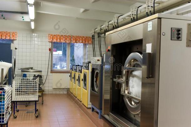 几个的大的洗涤<strong>机器</strong>采用指已提到的人洗衣店房间和篮