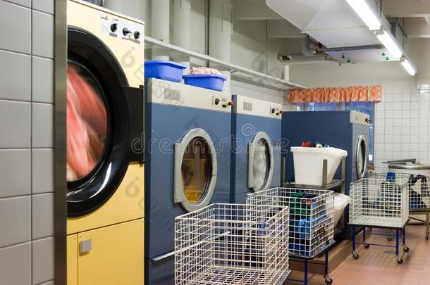 几个的洗涤机器采用指已提到的人洗衣店房间