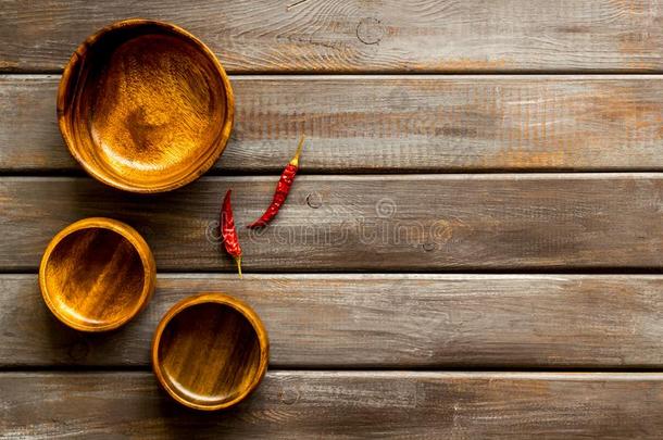 亚洲人烹饪观念.木制的保龄球和红辣椒胡椒向黑暗的求爱