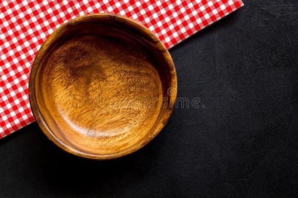 准备的为午餐-空的木制的碗特写镜头向黑的后座议员