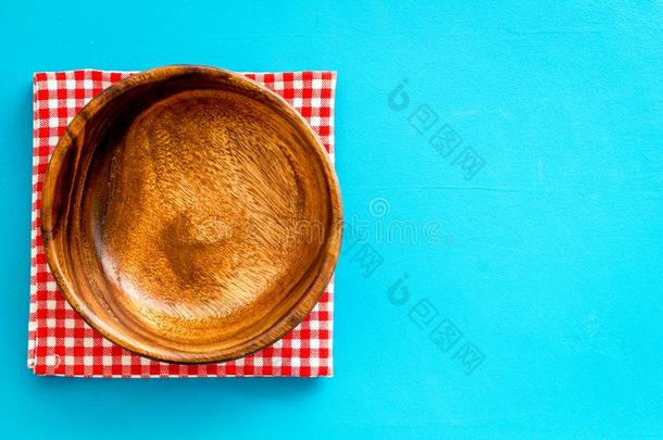 准备的为午餐-空的木制的碗特写镜头向蓝色后台
