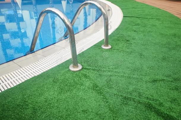 抢先马上的齿龈梯子关于游泳水池和<strong>绿色</strong>的<strong>地毯</strong>