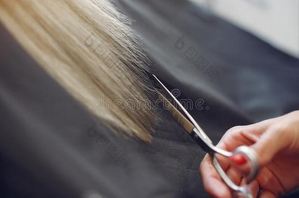 理发师将切开头发她顾客采用一头发s一lon