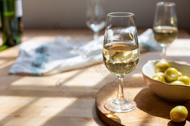 雪利酒葡萄酒尝味,干的干燥的<strong>淡色</strong>干雪利酒,曼扎尼拉或巴洛米诺马赫雷斯f或t