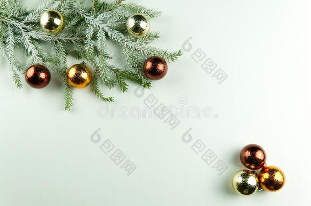 冷杉树枝和圆锥细胞和圣诞节玩具向一白色的木制的b一c