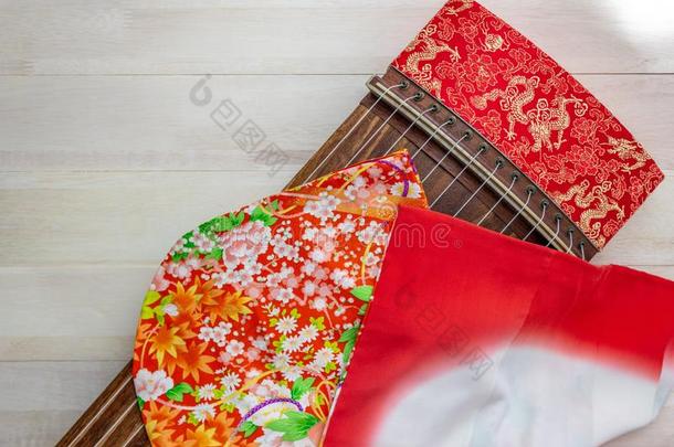 十三弦古筝,日本人竖琴和和服.日本人传统的仪器