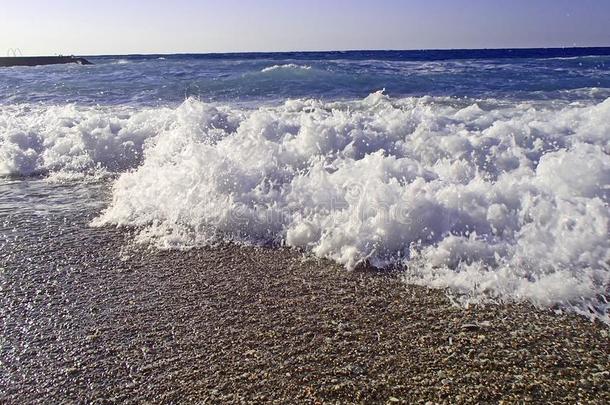 海海浪.强大的波.一布满泡沫的波浪名册<strong>上岸</strong>.暴风雨在