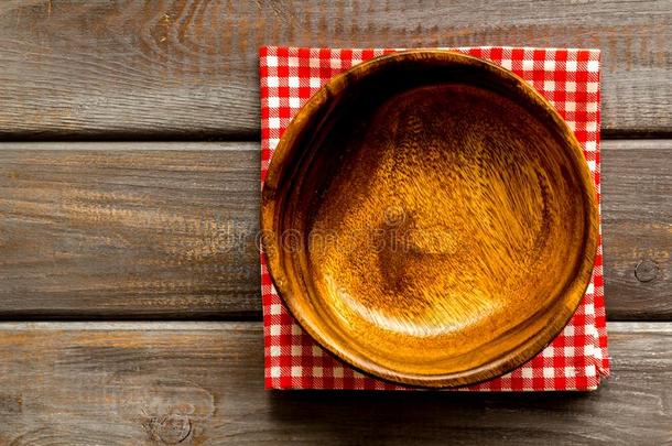 准备的为午餐-空的木制的碗特写镜头向黑暗的木制的英语字母表的第2个字母