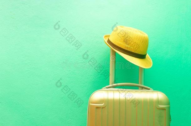 夏在假日,假期和旅行观念.手提箱或行李