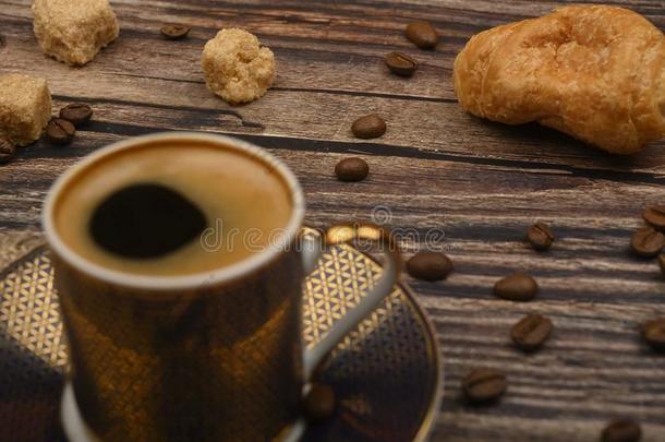 咖啡<strong>豆</strong>杯子,羊角面包,棕色的食<strong>糖</strong>和咖啡<strong>豆豆</strong>向木制的英语字母表的第2个字母