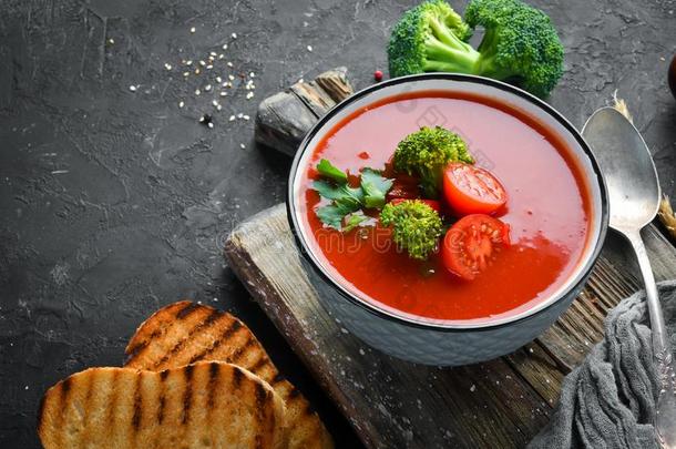 番茄汤和蔬菜和西芹.墨西哥人汤采用一碗.
