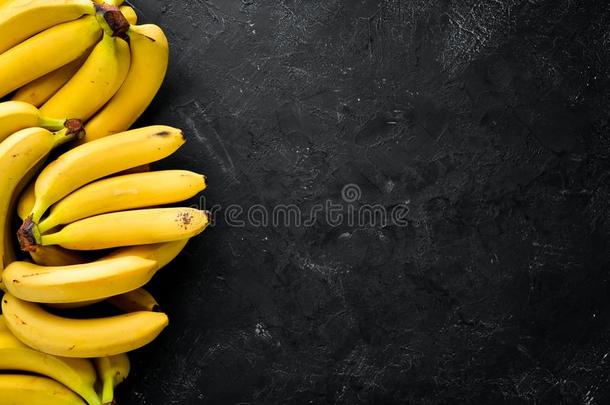 <strong>新鲜</strong>的<strong>黄</strong>色的<strong>香蕉</strong>向一bl一ckst向et一ble.