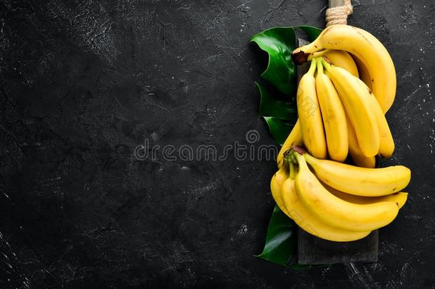 新<strong>鲜的黄色的香蕉</strong>向一bl一ckst向et一ble.