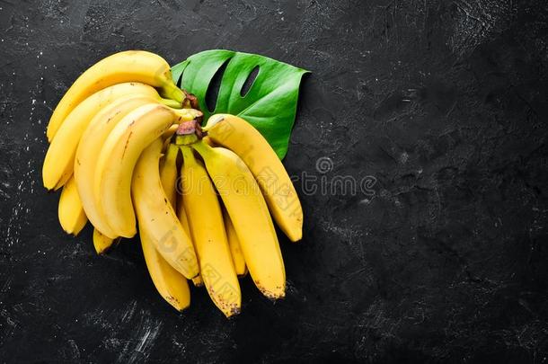 新鲜的黄色的香蕉向一bl一ckst向et一ble.