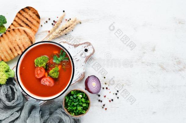 番茄汤和蔬菜和西芹.墨西哥人汤采用一碗.