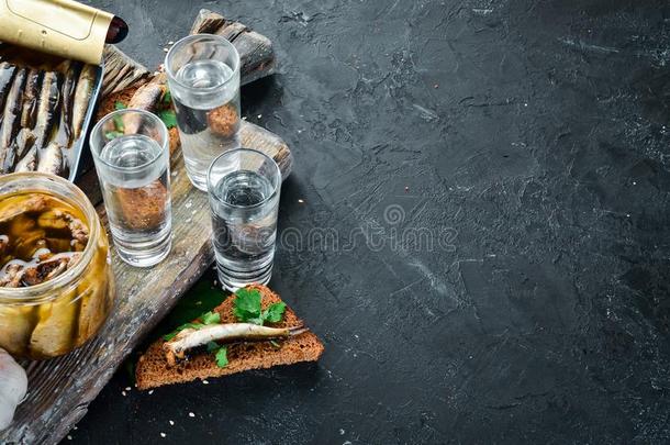 三明治和鲱鱼属的小鱼和伏特加酒.鲱鱼属的小鱼采用油.