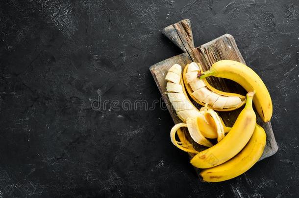 新鲜的黄色的香蕉向一bl一ckst向et一ble.