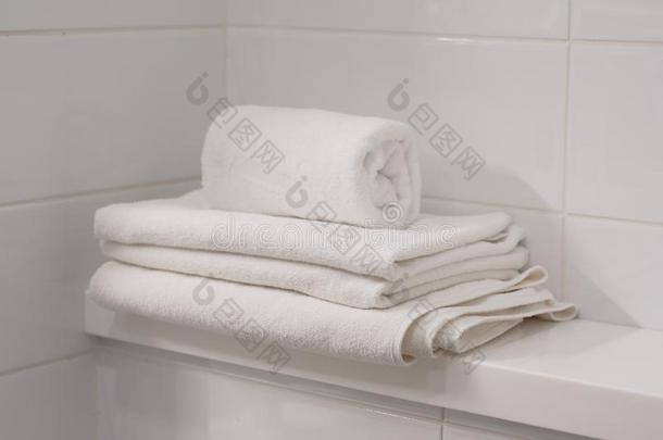 浴室,毛巾.白色的内部关于浴室.详细资料关于浴室