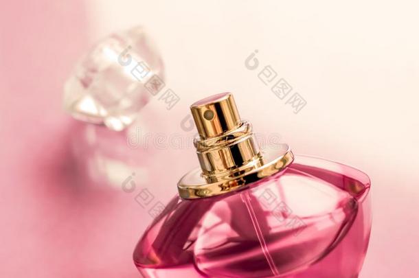 粉红色的香水瓶子向有光泽的背景,甜的花的香味,Greenland格陵兰群岛