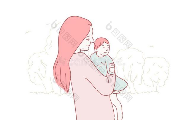幸福的母亲紧抱小的婴儿.妈妈和女儿向一w一lk.飞蛾